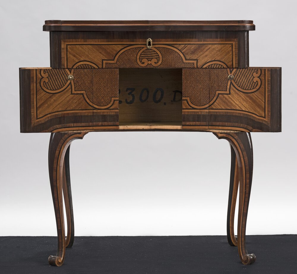 Torino, Palazzo Reale, Scrittoio da centro, inv. 2300 - dopo il restauro 