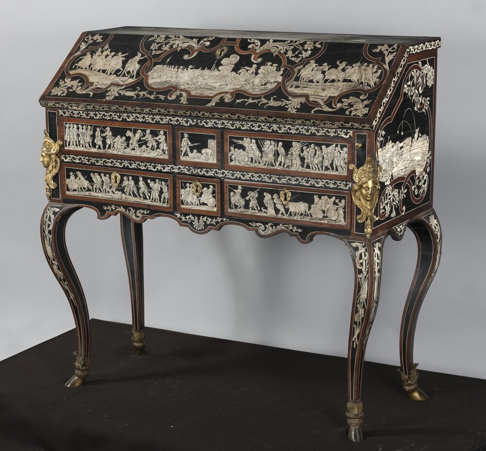 124mc12-AL-2017_Torino, Palazzo Reale, L. Prinotto, Scrivania a ribalta con scene dell'assedio e della battaglia di Torino, inv. DC1720