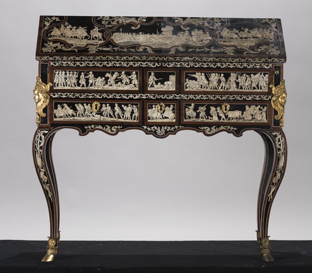 Torino, Palazzo Reale, L. Prinotto, Scrivania a ribalta con scene dell'assedio e della battaglia di Torino, inv. DC 1720 - durante il restauro