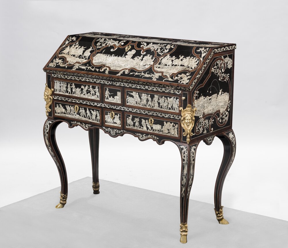 Torino, Palazzo Reale, L. Prinotto, Scrivania a ribalta con scene dell'assedio e della battaglia di Torino, inv. DC 1720 - dopo il restauro