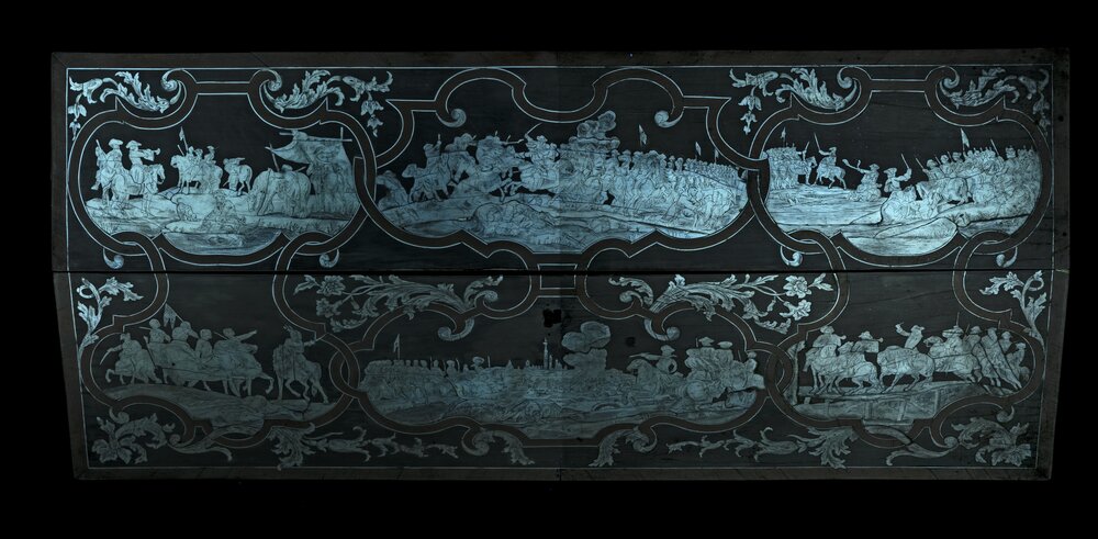 Torino, Palazzo Reale, L. Prinotto, Scrivania a ribalta con scene dell'assedio e della battaglia di Torino, inv. DC 1720 - analisi UV durante il restauro