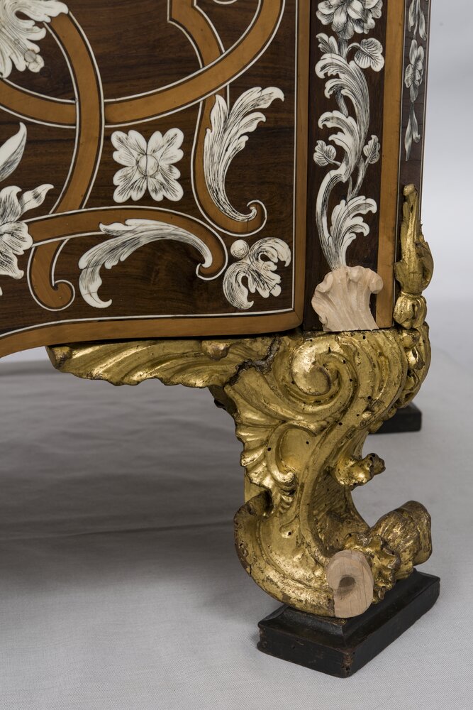 Roma, Palazzo del Quirinale, P. Piffetti, Cassettone, inv. PR 370 - durante il restauro