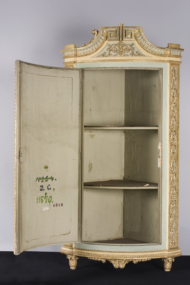 Torino, Palazzo Reale, F. Bolgiè, Angoliera con strumenti musicali, inv. 10264 - prima del restauro