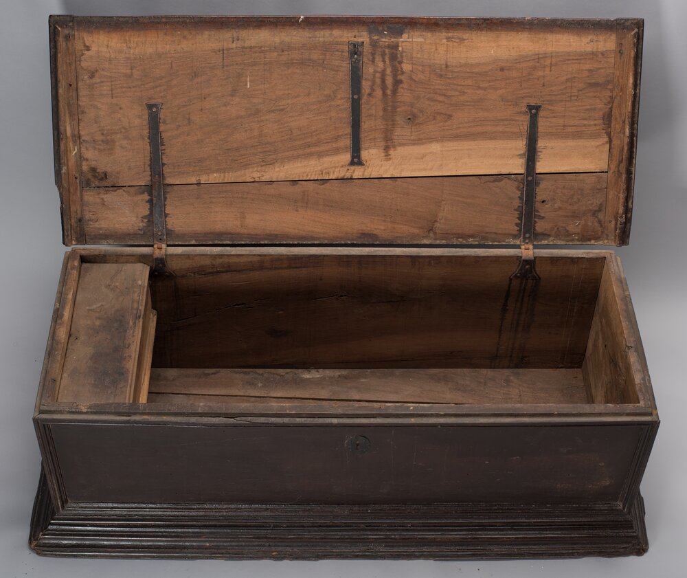 Saluzzo, Castello della Manta (FAI), Cassapanca - prima del restauro