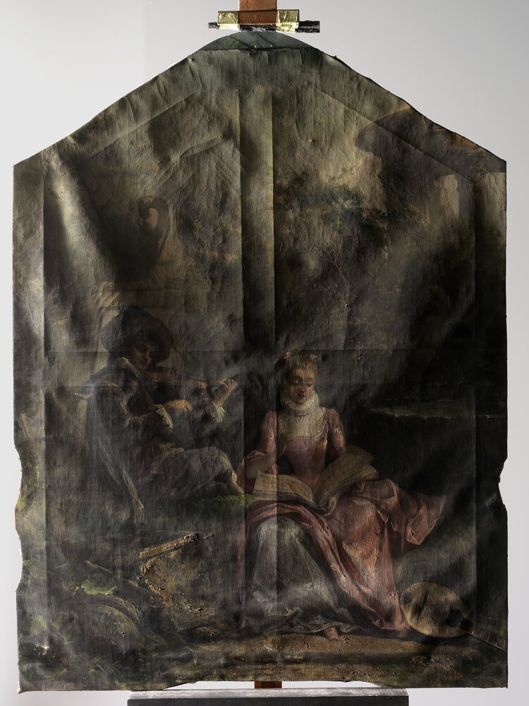 Moncalieri, Castello, Due giovani intenti a suonare e cantare in giardino - prima del restauro, luce radente