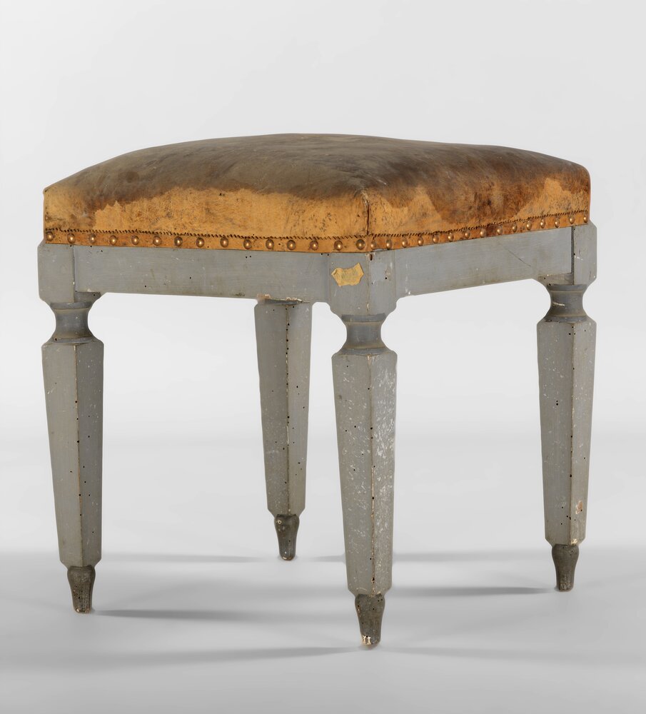 Agliè, Castello ducale, Sgabello a 4 gambe - prima del restauro