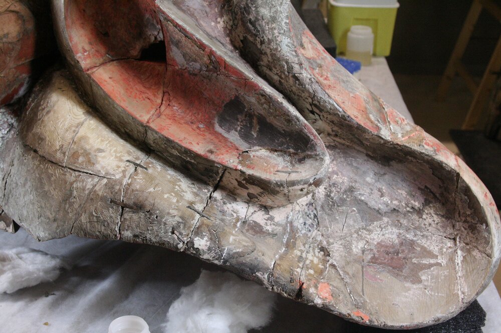 Torino, Museo d'Arte Orientale, Kongo Rikishi inv. Js/7.D - durante il restauro, pulitura