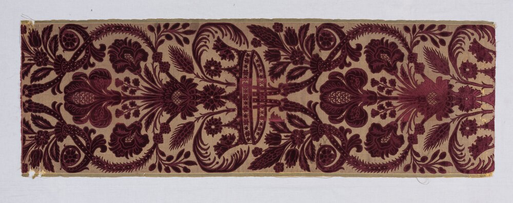 Varese, Villa Panza, Tovaglia in velluto cesellato e operato - prima del restauro