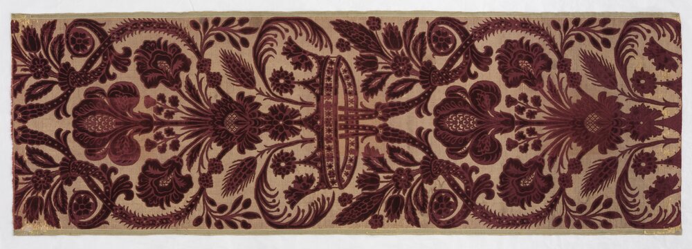 Varese, Villa Panza, Tovaglia in velluto cesellato e operato - dopo il restauro