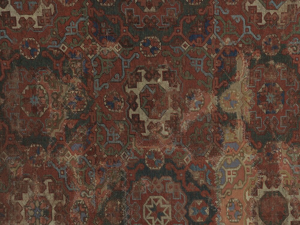 Milano, Villa Necchi Campiglio (FAI), Tappeto Ushak Holbein a piccoli disegni - prima del restauro