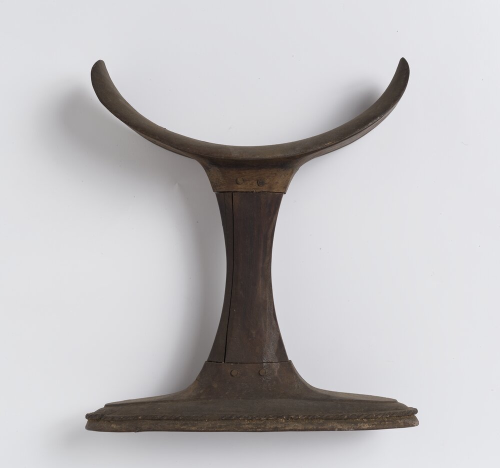 Torino, Museo di Antropologia ed Etnografia dell'Università, Poggiatesta ligneo S. 16731 - prima del restauro