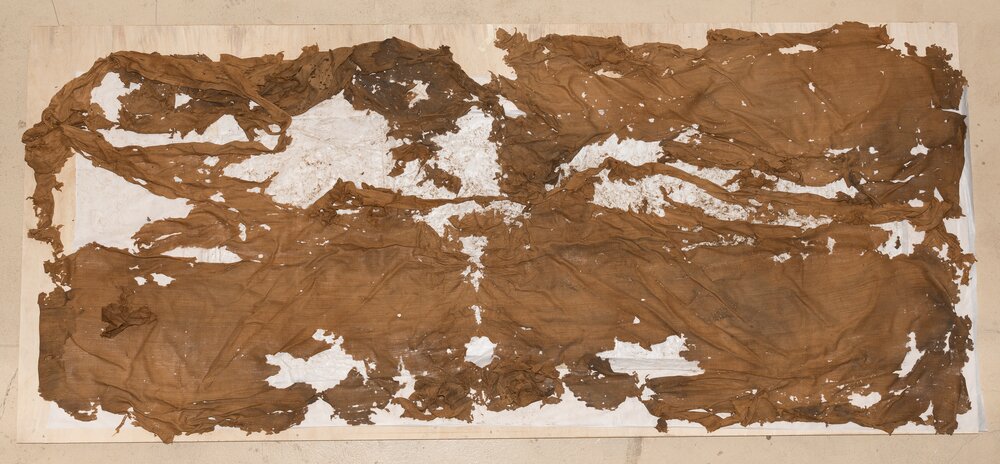 Torino, Museo di Antropologia ed Etnografia dell'Università, Mummia umana egizia e poggiatesta ligneo S. 16731 - durante il restauro