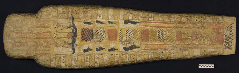 Torino, Museo Egizio, Alveo del sarcofago, cat. 2213, esterno
