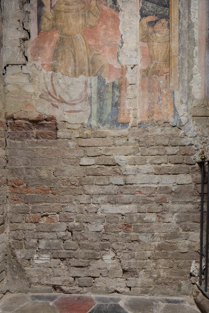 Pontecurone, Chiesa di Santa Maria Assunta, Fonte battesimale e intonaci dipinti retrostanti - prima del restauro