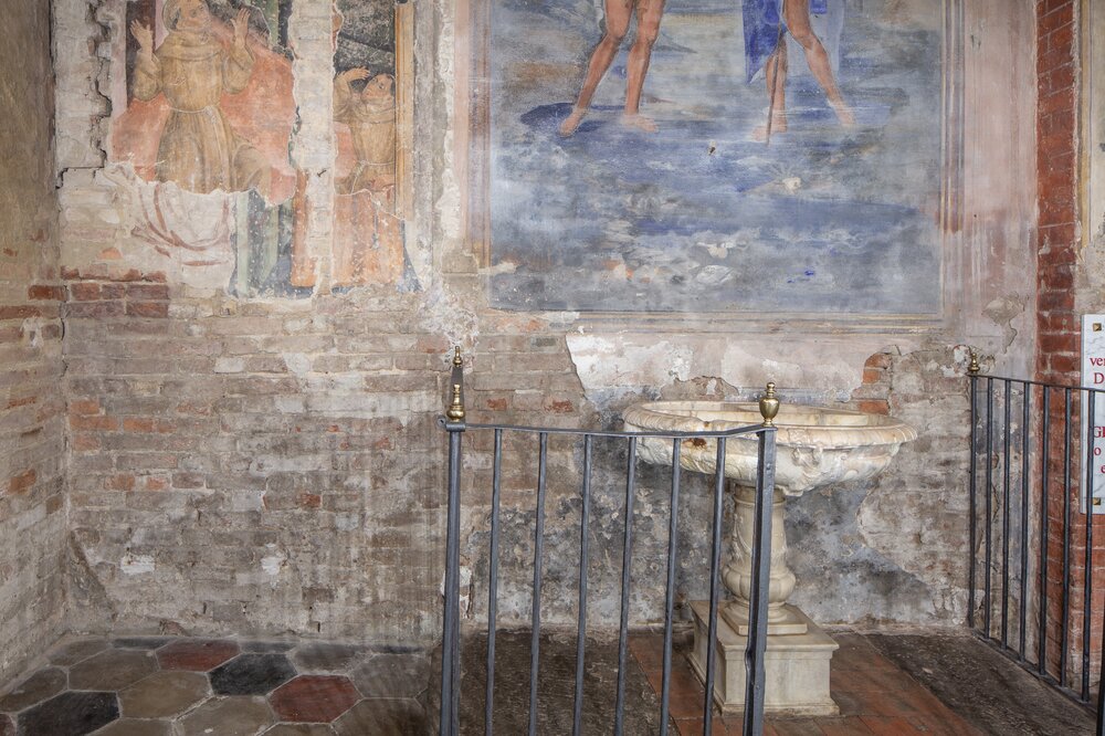 10-CR-2022_Pontecurone, Chiesa di Santa Maria Assunta, Fonte battesimale e intonaci dipinti retrostanti