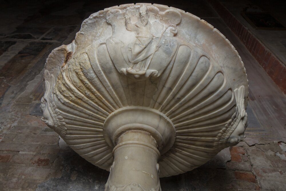 Pontecurone, Chiesa di Santa Maria Assunta, Fonte battesimale - prima del restauro