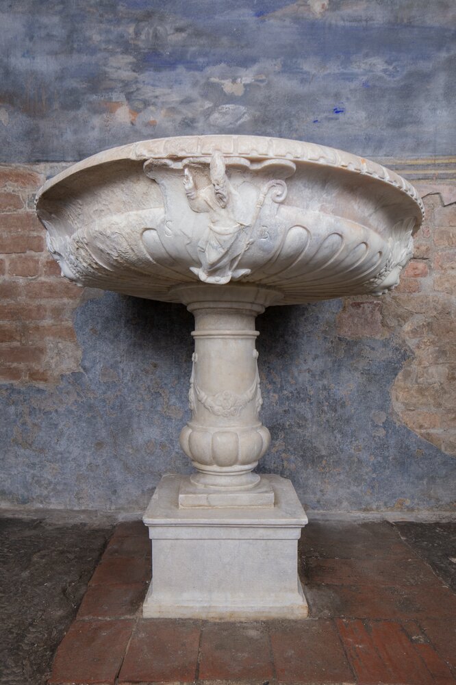 Pontecurone, Chiesa di Santa Maria Assunta, Fonte battesimale e intonaci dipinti retrostanti - dopo il restauro