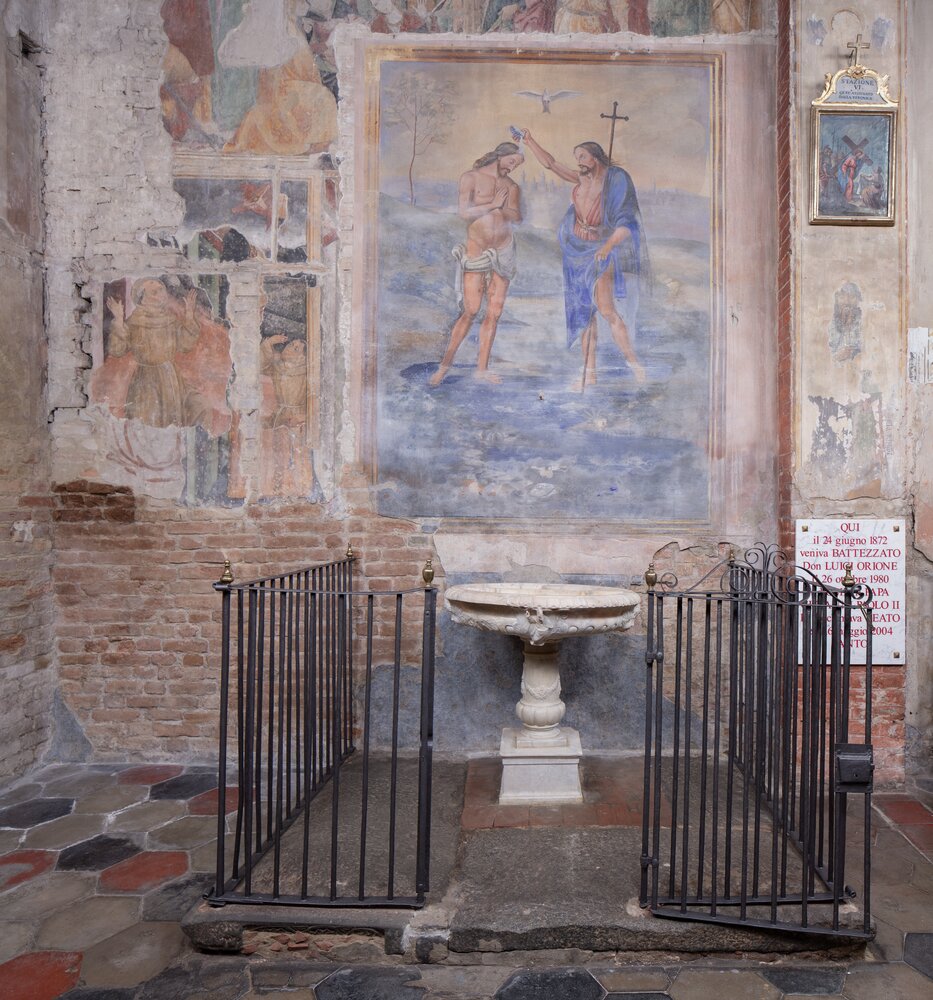 Pontecurone, Chiesa di Santa Maria Assunta, Fonte battesimale e intonaci dipinti retrostanti - dopo il restauro