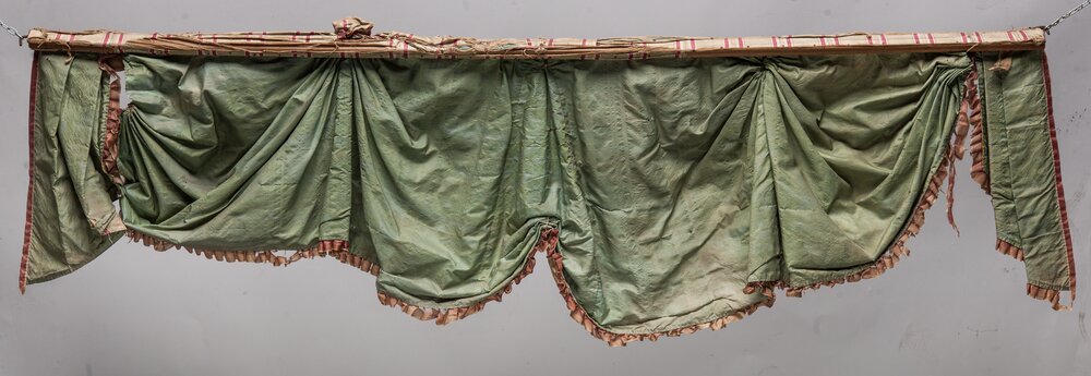 Caravino, Castello di Masino (FAI) (Camera degli ambasciatori d'Austria), Letto a baldacchino, mantovana, verso - prima del restauro