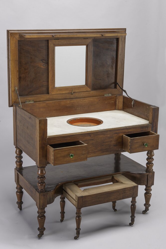 Santena, Castello Cavour, Mobile da toeletta, inv. II/258 - prima del restauro