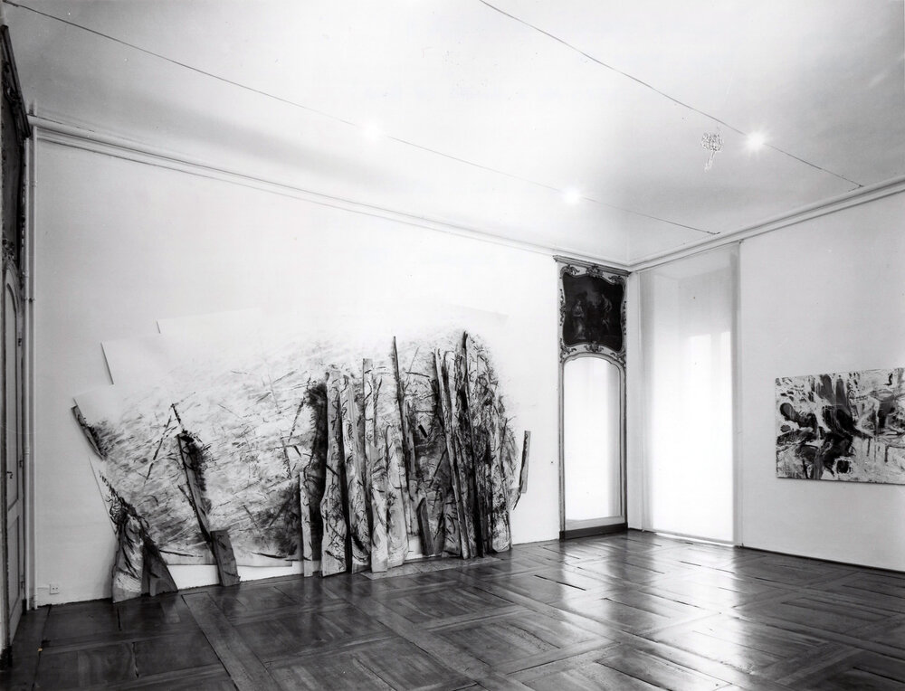 1986, 2 maggio – 30 giugno
FOR THOSE TREES ARE AELYSIUM
Griffa, Gastini e Spagnulo hanno scelto, per esporre con loro, Ruggeri, Tancredi, Goodwin.
Immagine tratta dall'archivio privato di Liliana Dematteis.