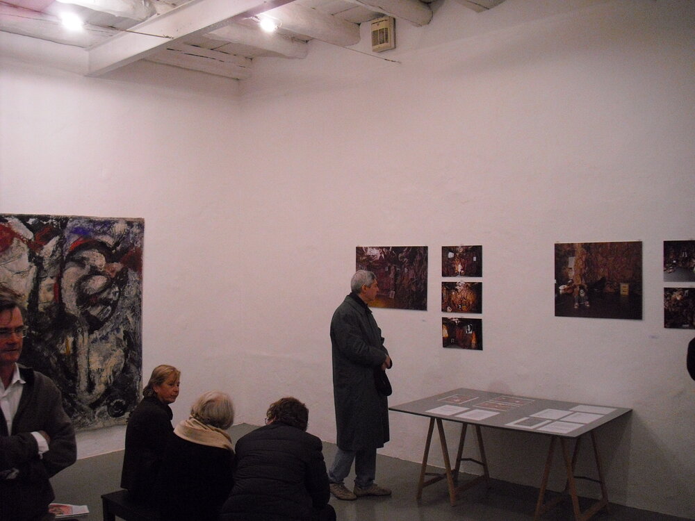 2010, 6 – 26 NovemberPINOT GALLIZIO – GOSHKA MACUGATraccia 02 curated by Francesca Comisso.On the occasion of Artissima 17, in collaboration with the Kate MacGarry gallery in London, presentation of the project by the Polish artist Goshka Macuga Untitled-after Pinot Gallizio (1955), conceived and created in 2006 as part of the Biennial of Ceramics in Contemporary Art curated by Roberto Costantino and Tiziana Casapietra in Albisola.Image from the private archive of Liliana Dematteis.