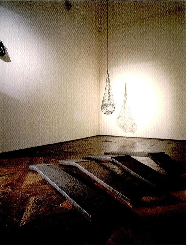 1987, marzo – aprile - maggio
ENTRE CENTRE ET ABSENCE / SCULTURE IN ITALIA
Immagine tratta dall'archivio privato di Liliana Dematteis.