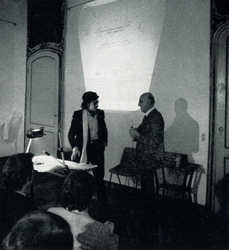 1977, 25 gennaio – 26 febbraio
LUCA PATELLA
“A fare in cielo”, performance tenuta in galleria con interventi in atto di Mirella Bandini,  Gillo Dorfles, 
Giorgio Brizio e del pubblico stesso. 
Immagine tratta dall'archivio privato di Liliana Dematteis.