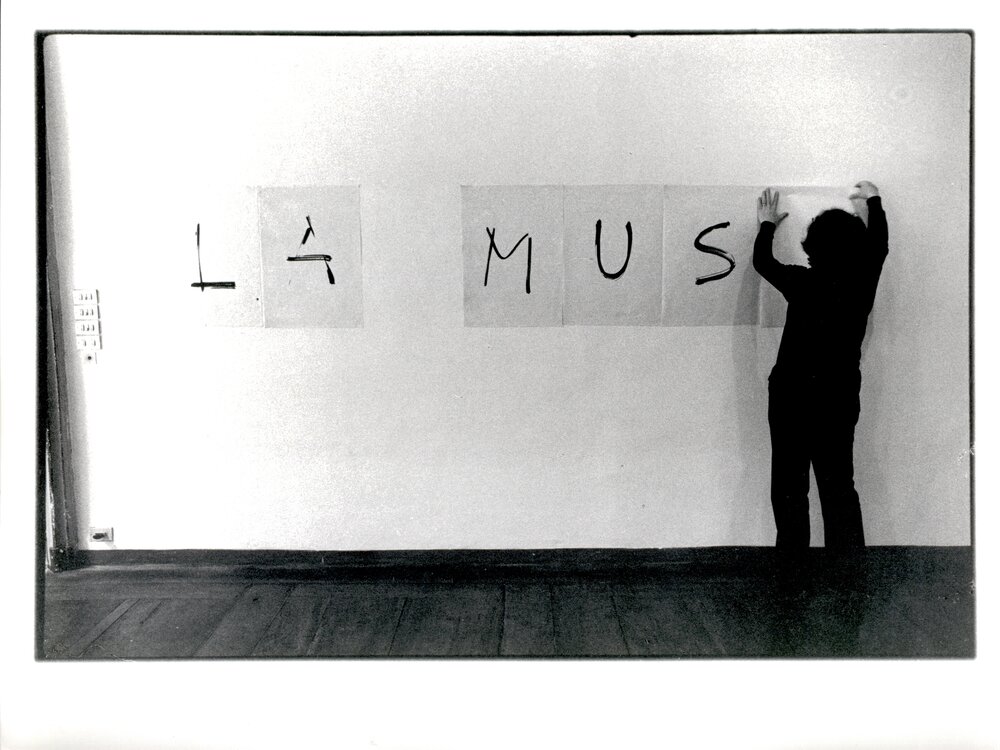 1976, 25 maggio – 30 giugno
GIUSEPPE CHIARI / Mostra di fotografie e disegni degli anni ’60 e ’70. 
Conferenza – performance.
Spazio espositivo. Particolare.
Immagine tratta dall'Archivio privato di Liliana Dematteis.