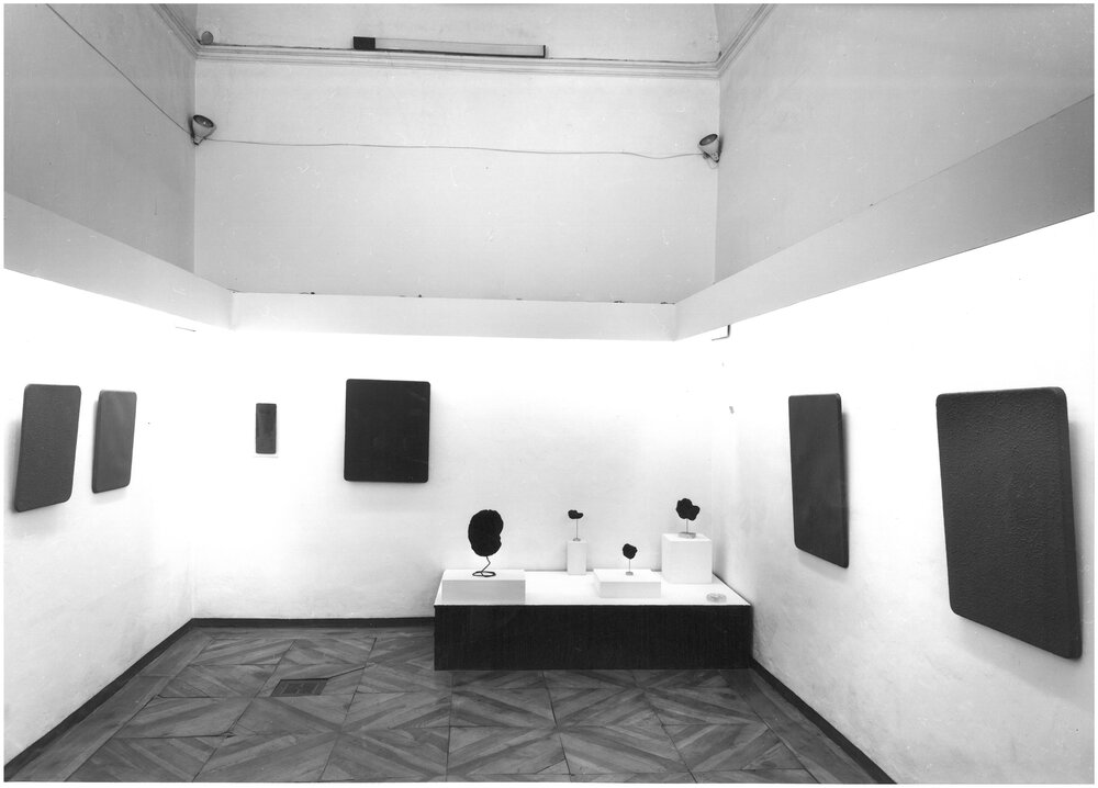 1969, novembre - dicembre
YVES KLEIN.
La sala dei monocromi e delle spugne nella mostra alla Galleria Martano.