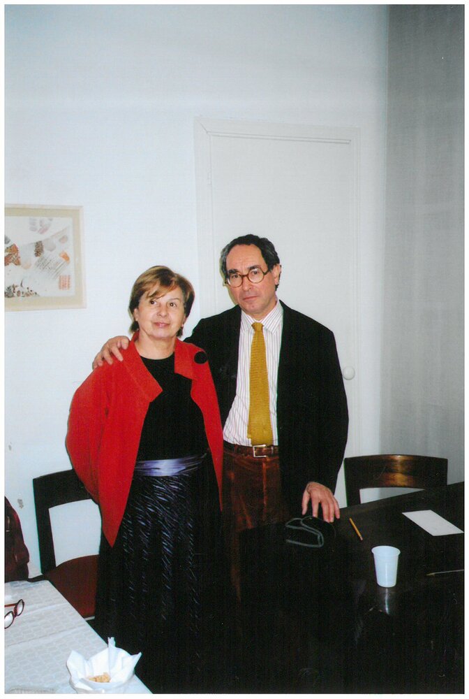 2006, 16 March – 15 JuneTullio PERICOLI / ‘Paesaggi’ dipinti e disegni 2003 – 2006Inauguration of the exhibition at Galleria Martano in Turin. 16 March 2006Tullio Pericoli portrait with the gallery owner Liliana Dematteis.Color printing. Dimensions cm 15x10.