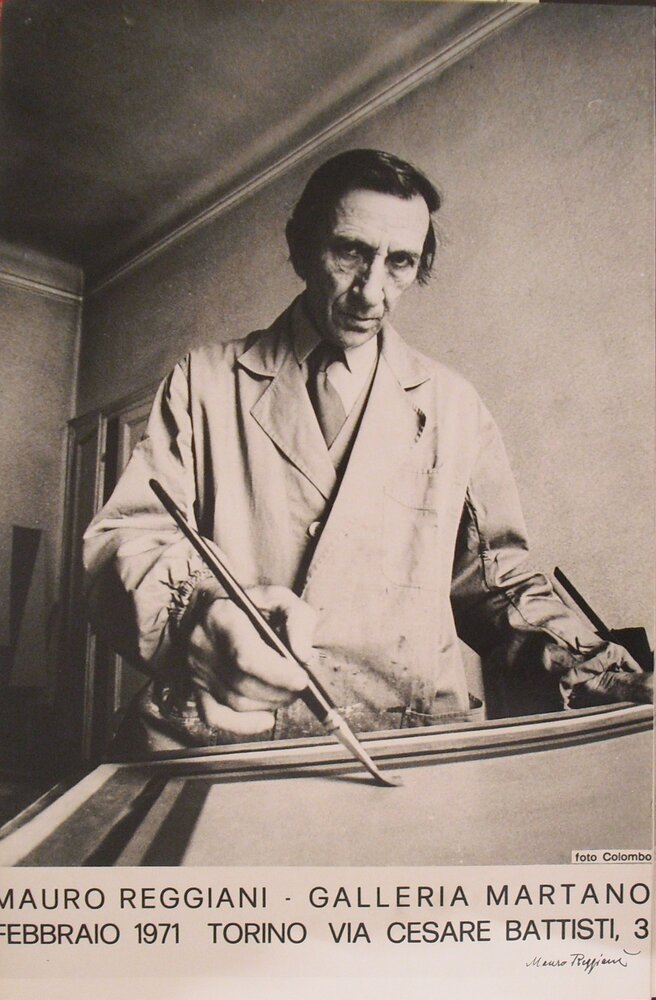 1971, febbraio
MAURO REGGIANI
La grande fotografia dell'artista nel suo studio utilizzata come manifesto della mostra.
Scansione. Dall'archivio privato di Liliana Dematteis.