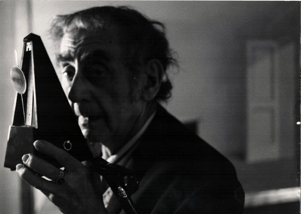 1971
MAN RAY
Primo piano dell'artista con in mano il 