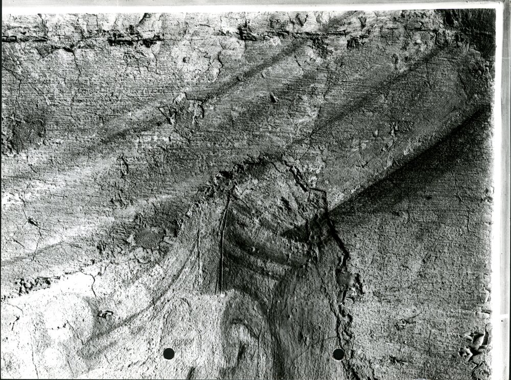 Uomo d'arme, particolare della decorazione dipinta in alto a sinistra, luce radente - Uomo d'arme, part, prima del restauro  - APBB_CTRS_83_2_P_031.tif