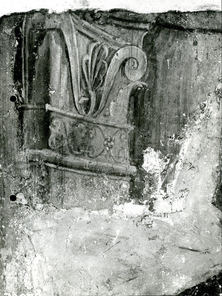 Uomo d'arme, particolare del capitello a sinistra del volto con lacune stuccate - Uomo d'arme, part., restauro in corso  - APBB_CTRS_83_2_P_035.tif